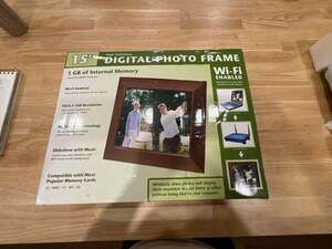 15" Wi-Fi Enabled High Definition Digital Photo Frame with 1GB Internal Memory